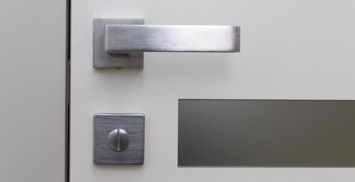 Trendy w designie klamek z aluminium – minimalistyczne rozwiązania