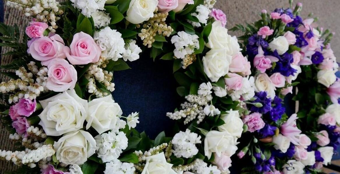 Jakie wieńce i kwiaty można zamówić na ceremonię pogrzebową?