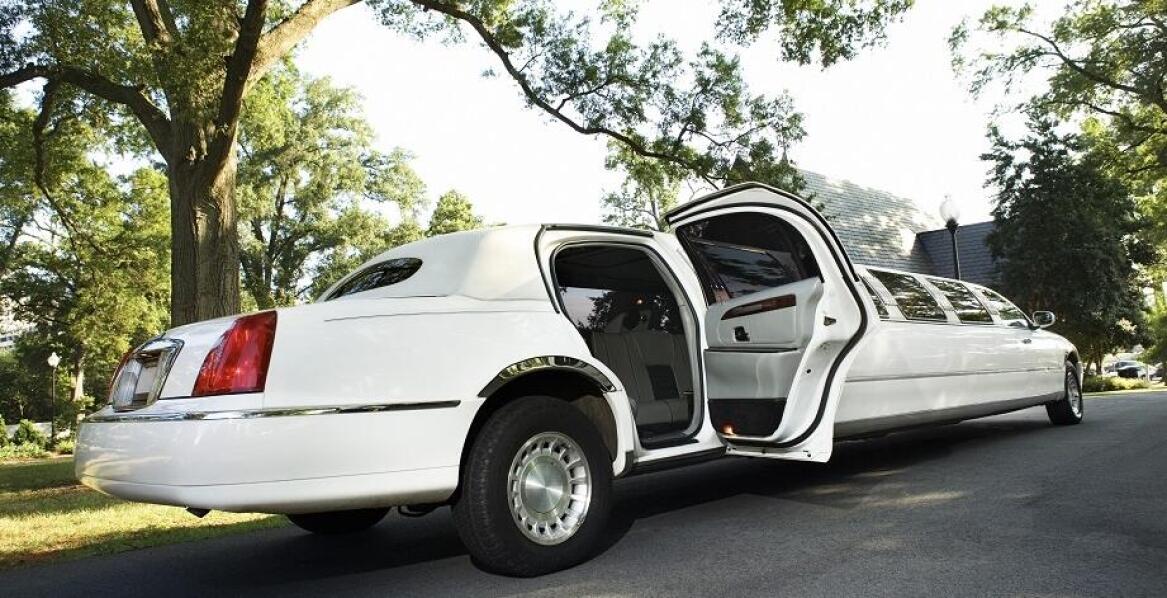 Różnorodność limuzyn dostępnych do wynajęcia na wieczór panieński w Warszawie