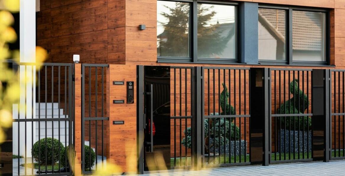 Wodurch zeichnen sich Metallzäune aus Polen im Vergleich zu anderen Produkten aus?