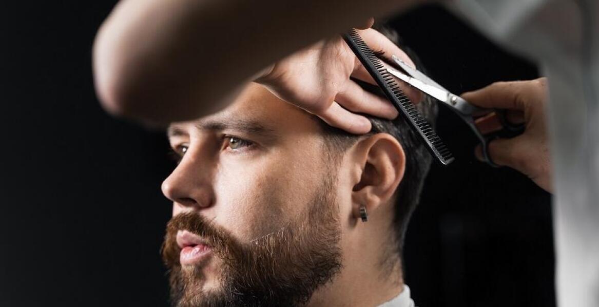 Najlepsze techniki wykonania trwałej męskiej w salonie fryzjerskim