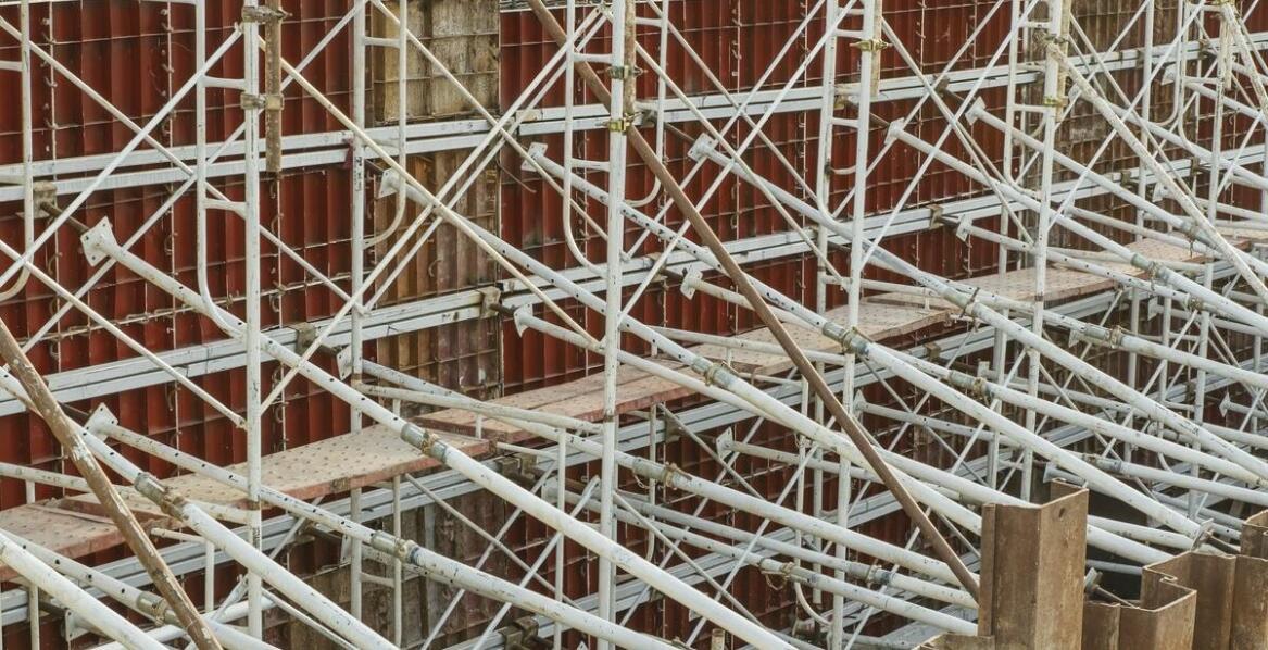 Drabina metalowa w przemyśle budowlanym: zalety i zastosowania