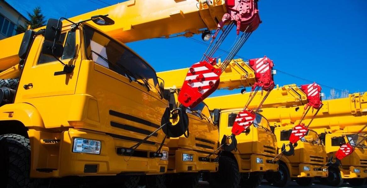 Zastosowanie dźwigów samochodowych w projektach infrastrukturalnych
