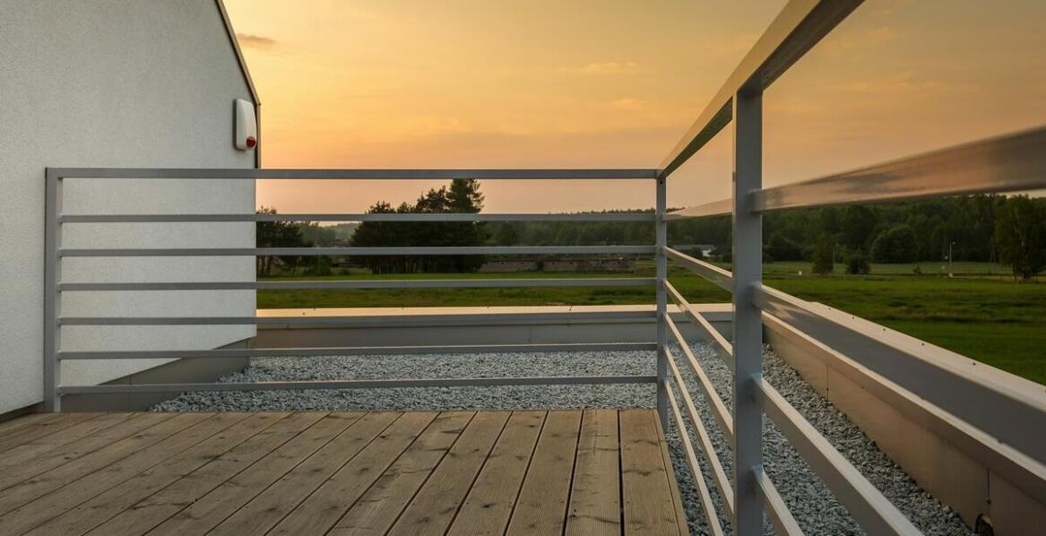 Jak balustrada szklana zewnętrzna wpływa na optyczne powiększenie przestrzeni tarasowej?