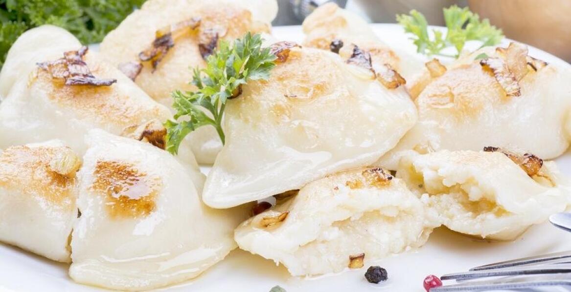 Catering na eventy integracyjne: dlaczego warto postawić na tradycyjną polską kuchnię?