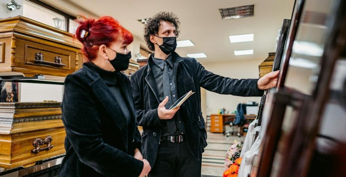 Jak firma pogrzebowa dostosowuje usługi do różnych obrządków religijnych?