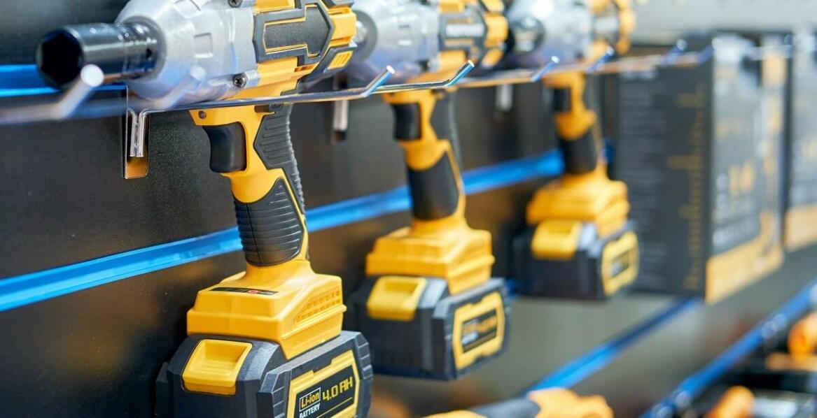 Jakie są zalety stosowania narzędzi pneumatycznych w obróbce metali?