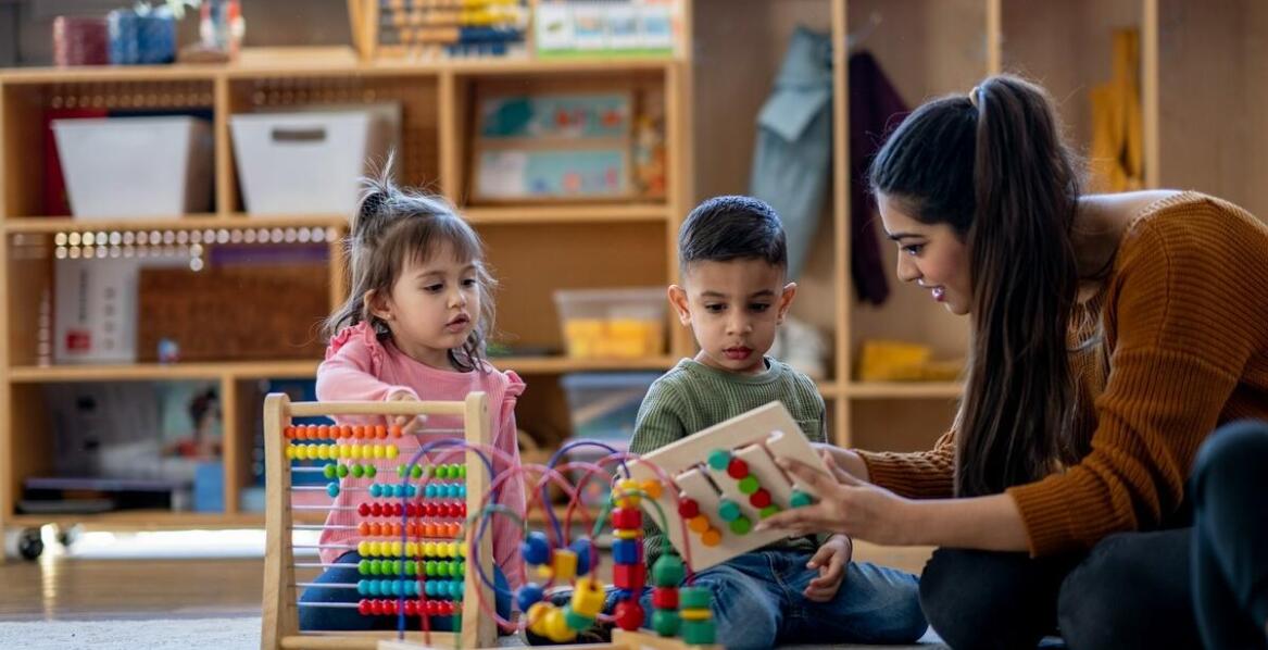 Jakie są sposoby wspierania adaptacji dzieci do nowego środowiska w przedszkolu?