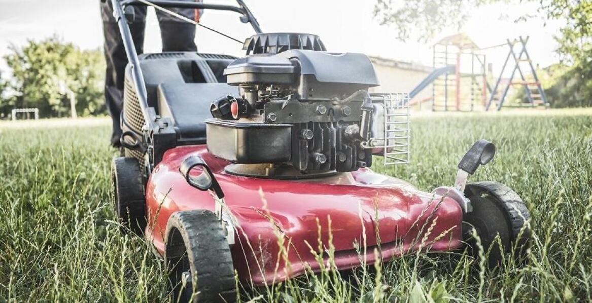 Jakie techniki koszenia trawy są stosowane w Modlnicy przez profesjonalne firmy?