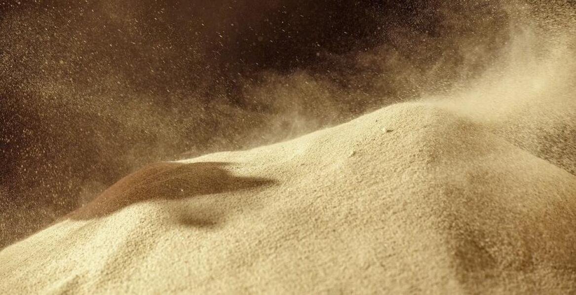 Zastosowanie piasku w budownictwie – jak kopalnia piachu zapewnia wysoką jakość surowca?