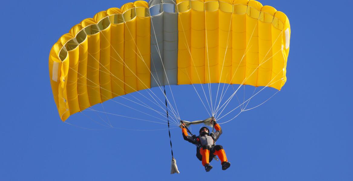 Cena a bezpieczeństwo: jak wybrać najlepszą ofertę skoków spadochronowych?