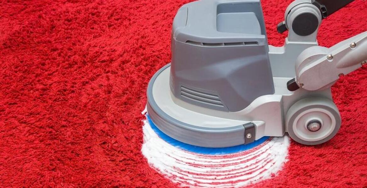 Czym różni się profesjonalne pranie wykładzin od domowych metod czyszczenia?