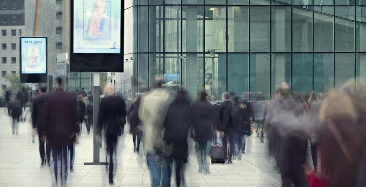 Witryny reklamowe a estetyka miejskiej przestrzeni – jak je projektować?