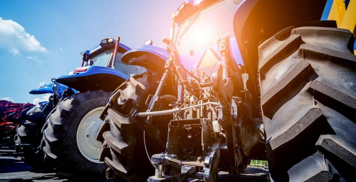 Jak wykorzystać naczepy w transporcie produktów rolnych?