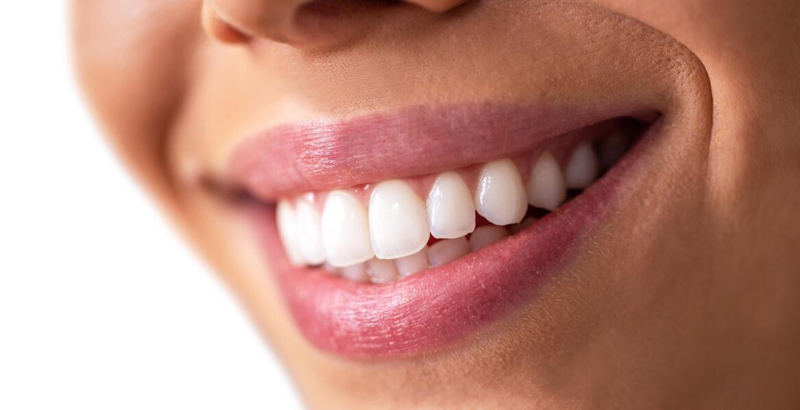 Przewaga implantów nad tradycyjnymi metodami protetyki zębowej