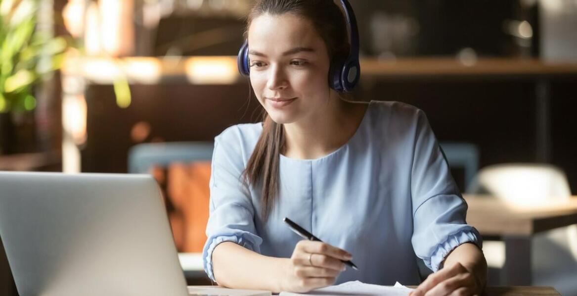 Jak skutecznie pracować nad akcentem w ramach kursów online?