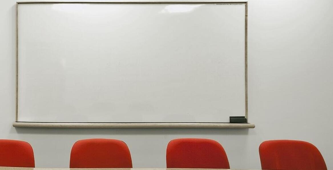 Jaką rolę odgrywają tablice suchościeralne w salach konferencyjnych w centrum Warszawy?