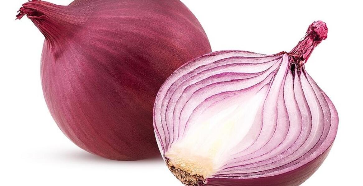 Cebula czerwona obrana w tradycyjnych daniach kuchni świata