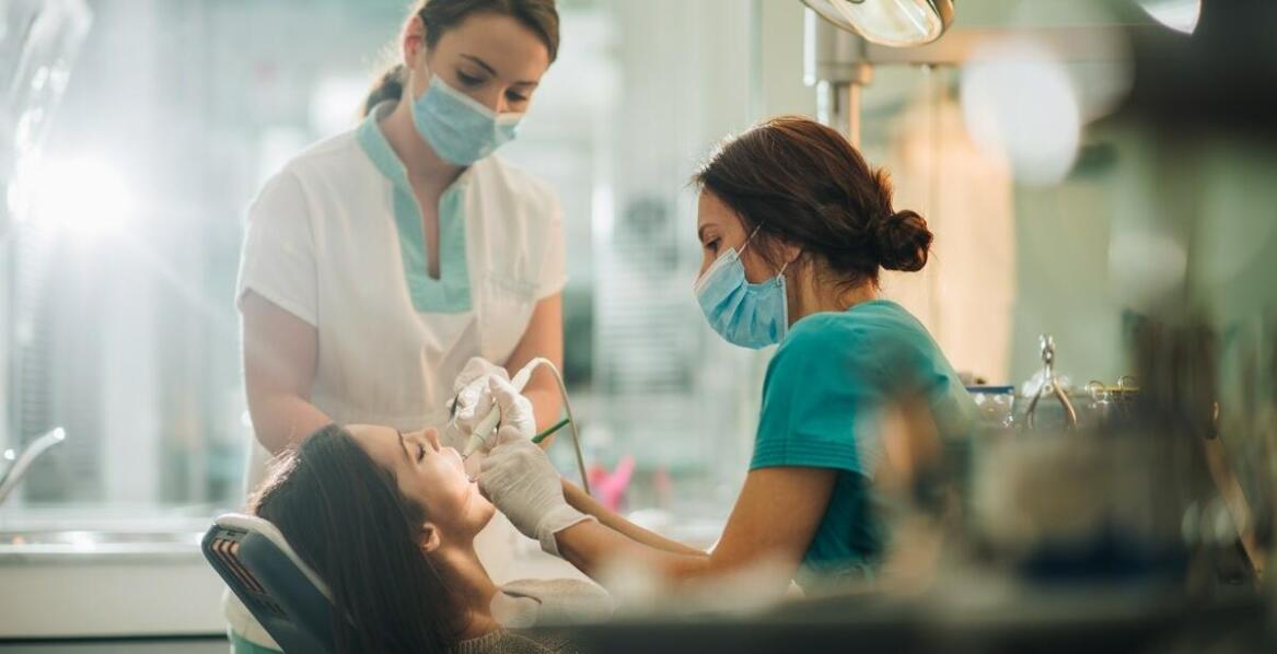 Jakie znaczenie mają regularne konsultacje stomatologiczne?