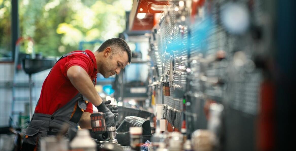 Jak regeneracja tłoków hydraulicznych wpływa na oszczędności w przemyśle budowlanym?