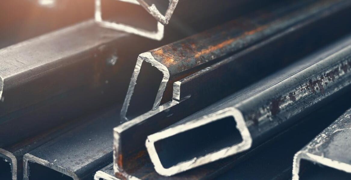 Właściwości stali czarnej, które wpływają na jej popularność w budownictwie