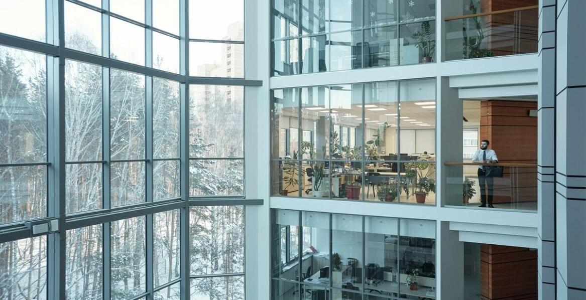 Bezpieczeństwo pożarowe w budynkach wielokondygnacyjnych dzięki kurtynom materiałowym