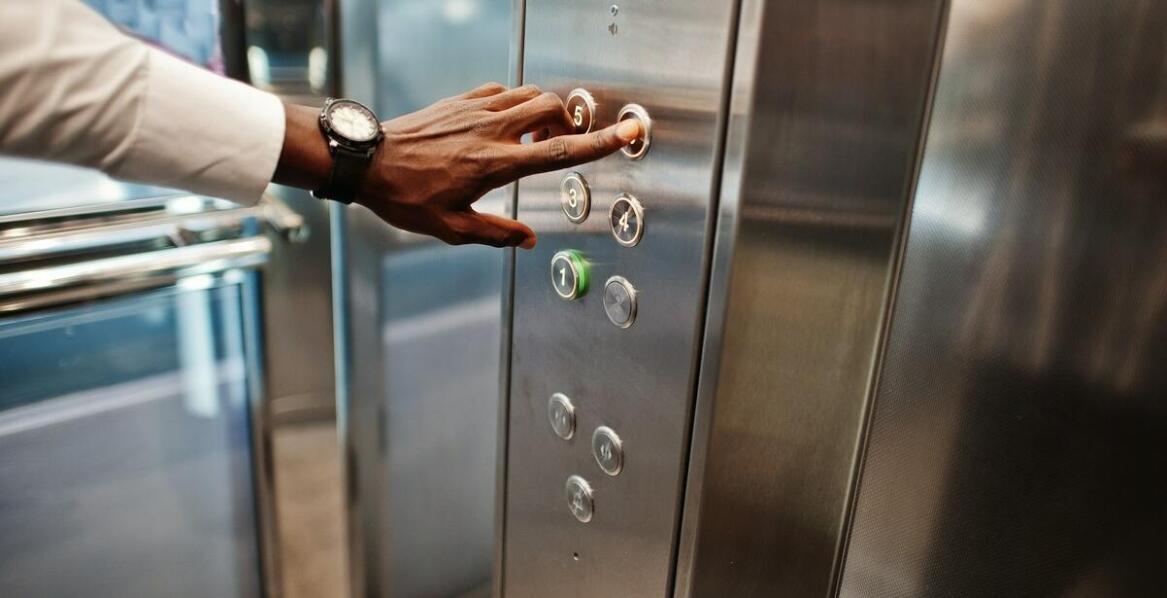 Jakie są wytyczne dotyczące konserwacji wind w budynkach użyteczności publicznej?