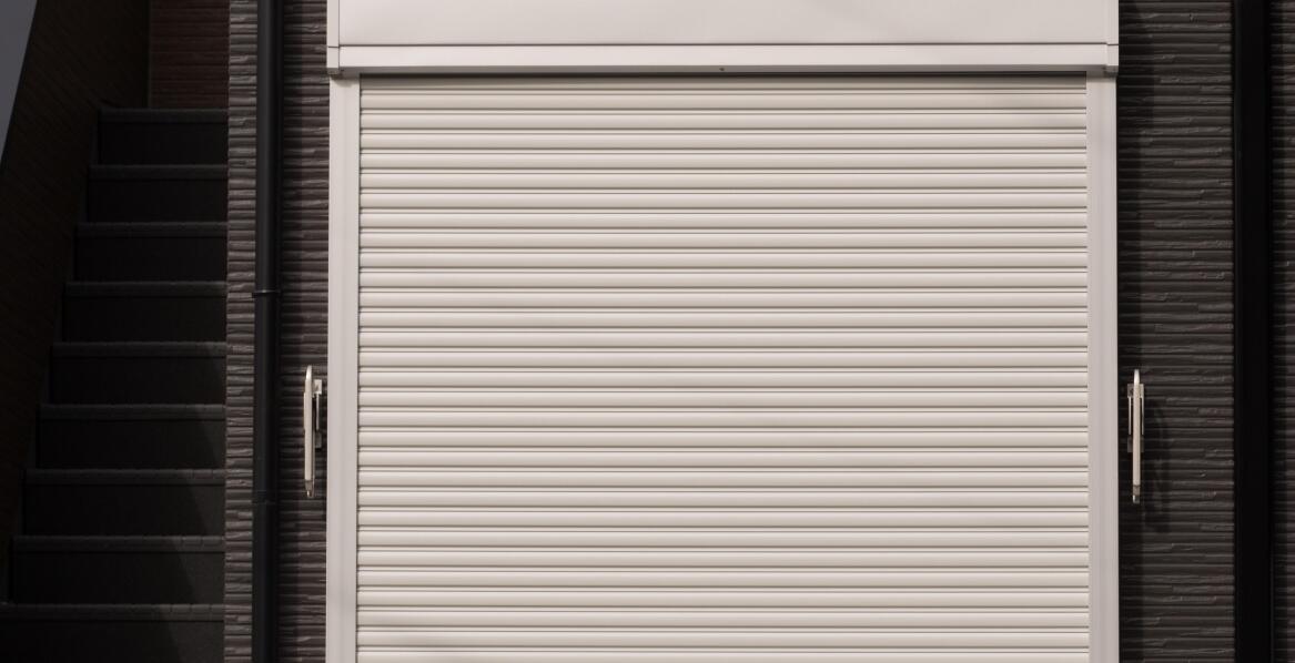 Kurtyny rolowane w kontekście norm i przepisów bezpieczeństwa pożarowego