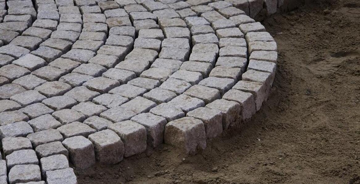 Jak granitowa kostka brukowa wpływa na prestiż i funkcjonalność przestrzeni?