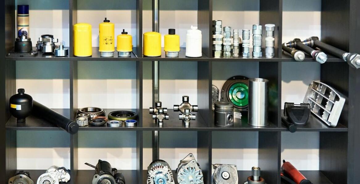 Oryginalne części zamienne vs zamienniki – co wybrać do naprawy wózków widłowych?