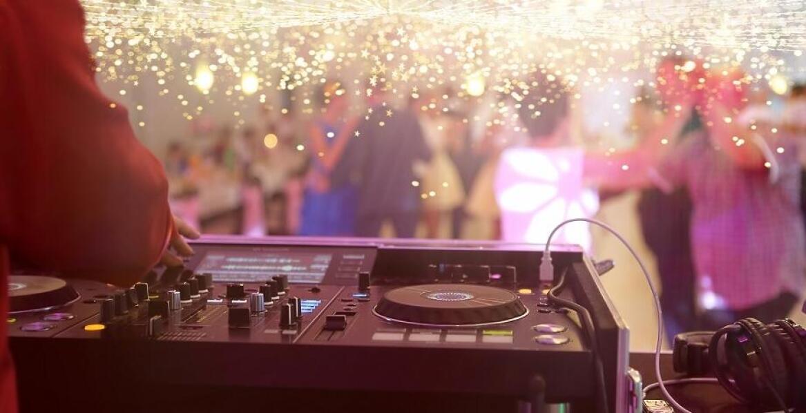 Personalizacja playlisty na wesele – jak DJ może spełnić Twoje muzyczne marzenia