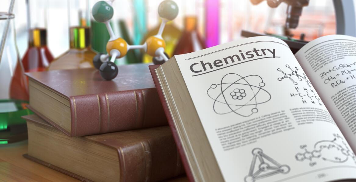 Zalety nauki chemii w małych grupach na kursach online