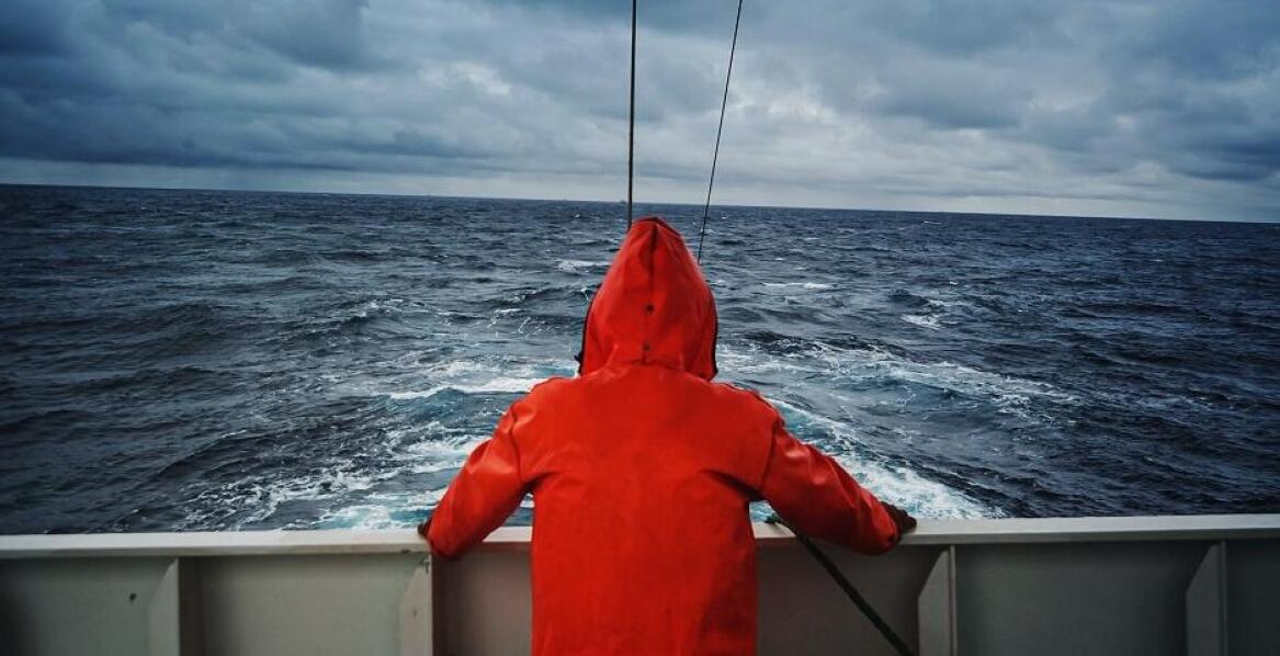 Jakie akcesoria do sztormiaków żeglarskich zwiększają komfort i bezpieczeństwo?