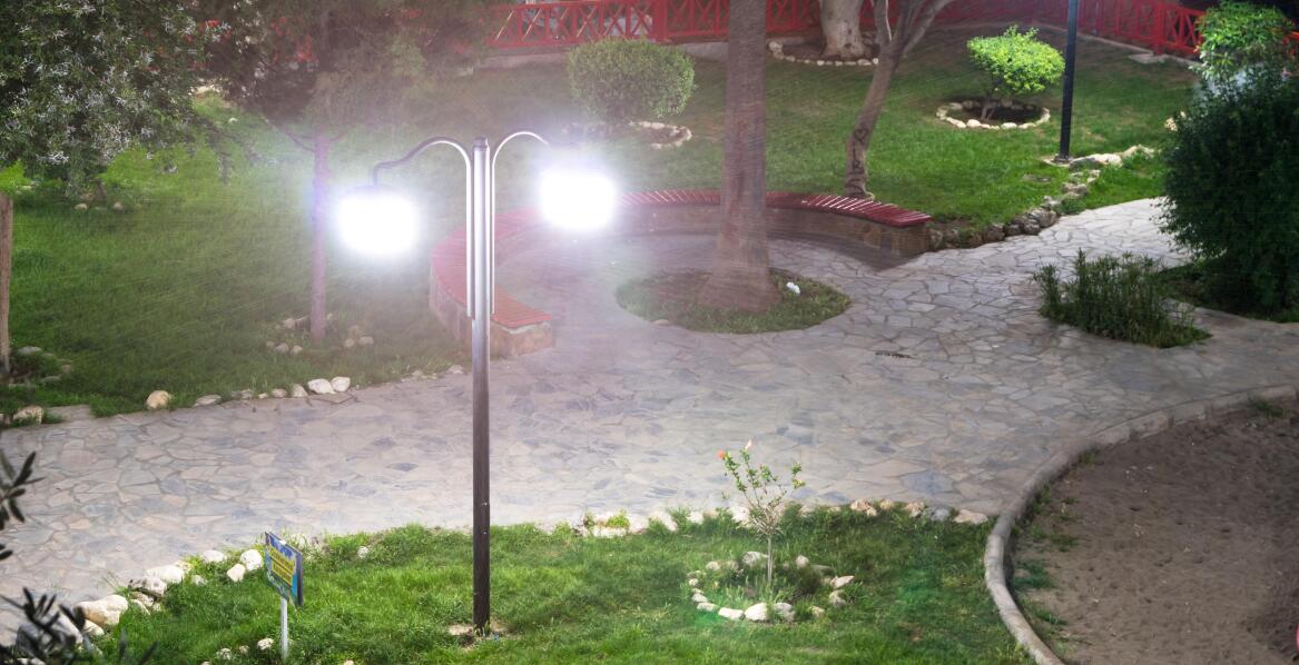 Projektowanie systemów oświetlenia parków – jakie technologie warto wykorzystać?