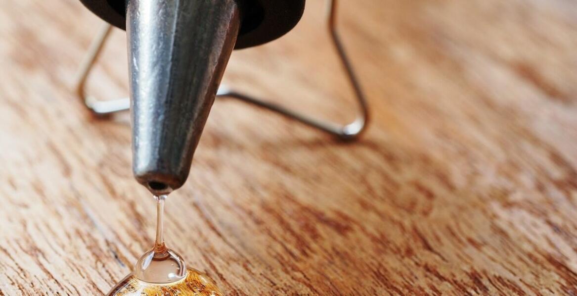 Jak wybrać odpowiednią prasę do klejenia drewna? Poradnik dla stolarzy i producentów mebli