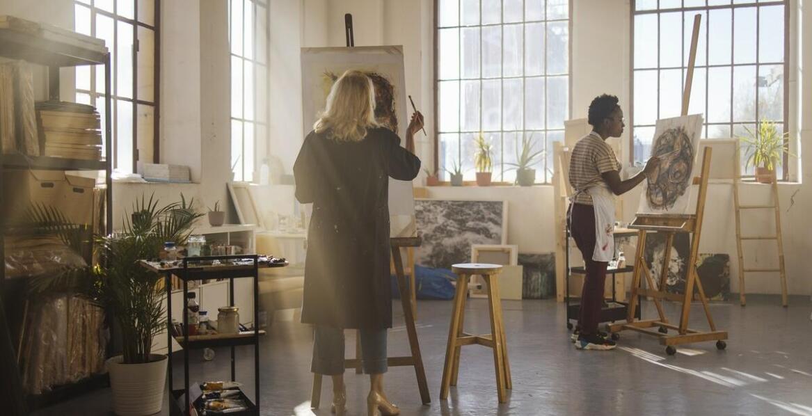 Dlaczego warto uczestniczyć w warsztatach malowania na szkle i drewnie?