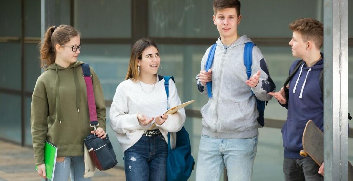 Wpływ wycieczek edukacyjnych na rozwój uczniów w niepublicznym liceum Katowice