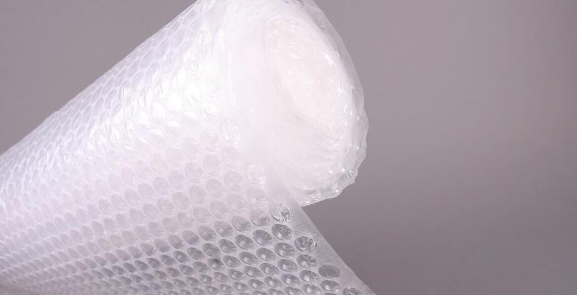 Jakie formy folii bąbelkowej oferują producenci i do czego służą?