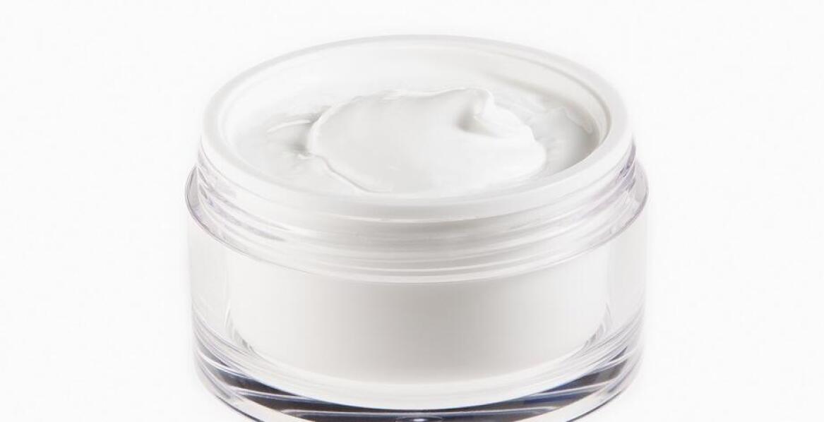 Jak czysta kofeina w proszku wpływa na poprawę mikrokrążenia w kosmetykach