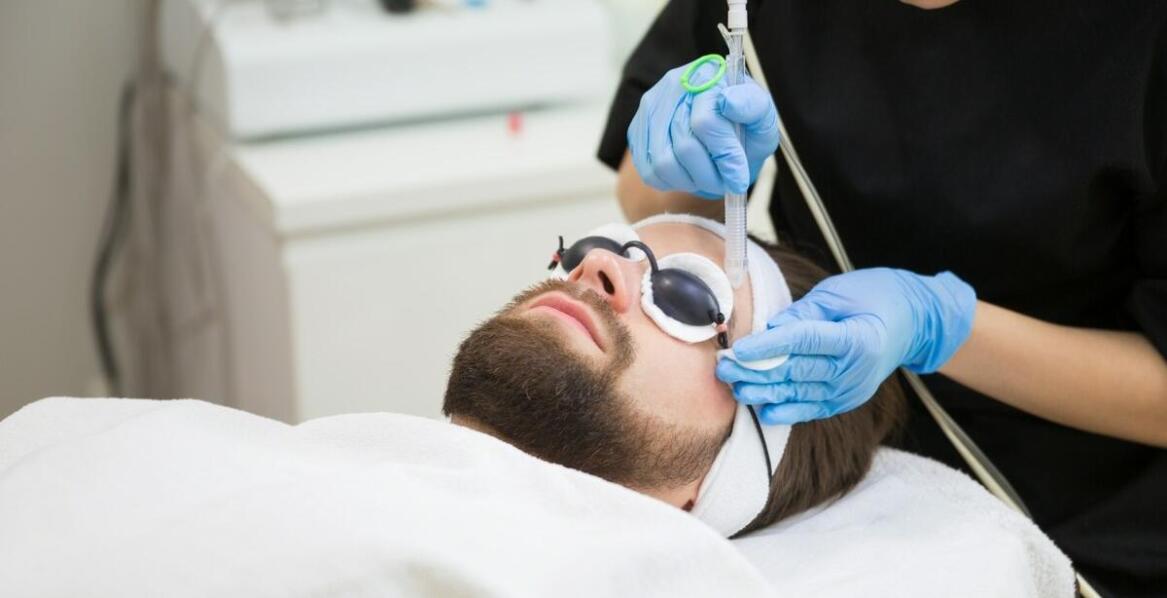 Bezpieczne sposoby na usunięcie tatuażu za pomocą lasera