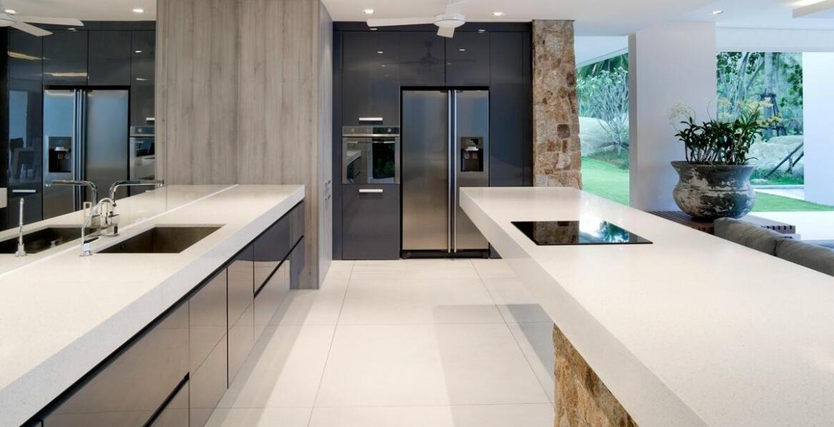 Różnorodność wzorów i kolorów spieków kwarcowych w nowoczesnym designie