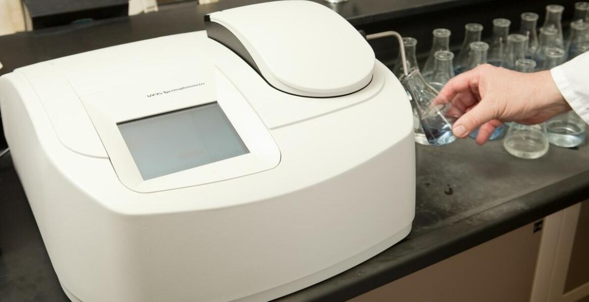 Jak spektrometry emisyjne wspierają kontrolę jakości w przemyśle chemicznym?