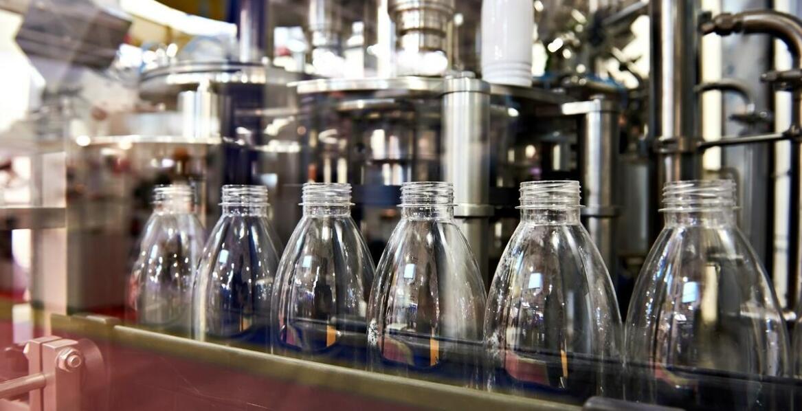 Jakie korzyści płyną z wyboru lokalnego producenta maszyn rozlewniczych?