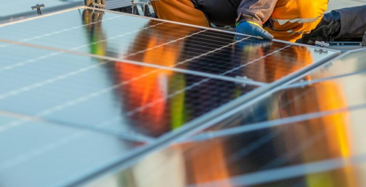 Aufdach Montage: Wie gewährleistet man eine reibungslose Wartung der Photovoltaikanlage?