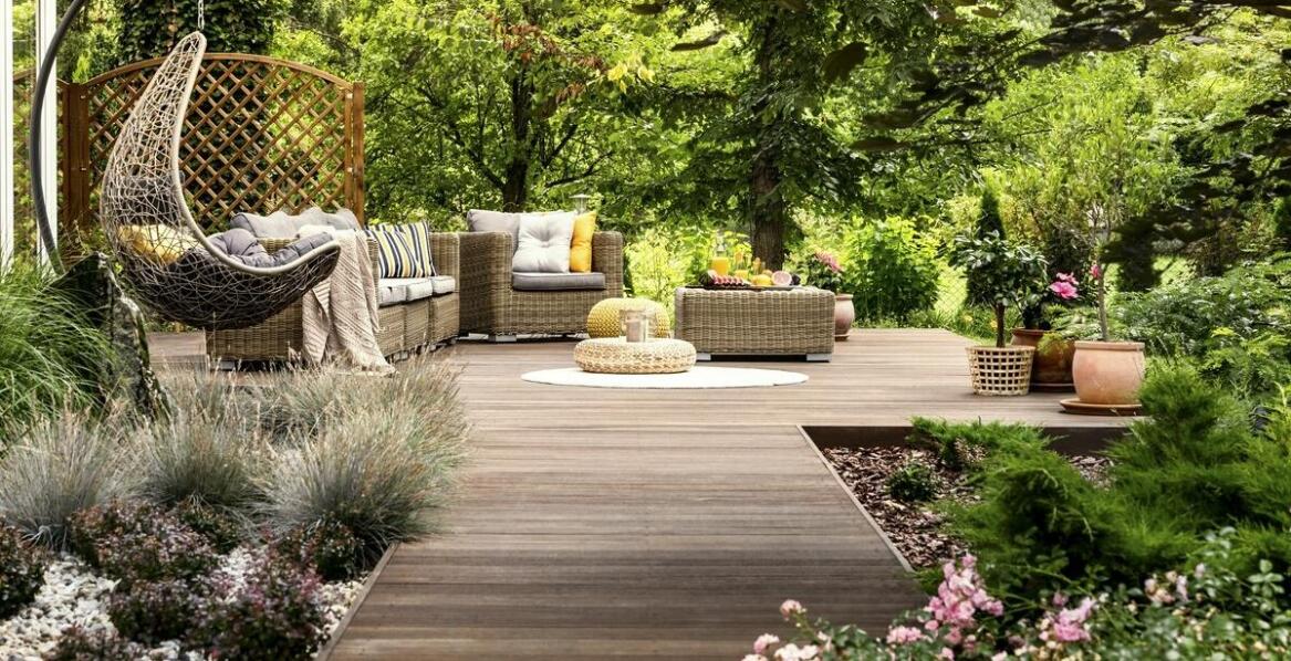 Jak zintegrować drewniane elementy ogrodowe z istniejącą architekturą?