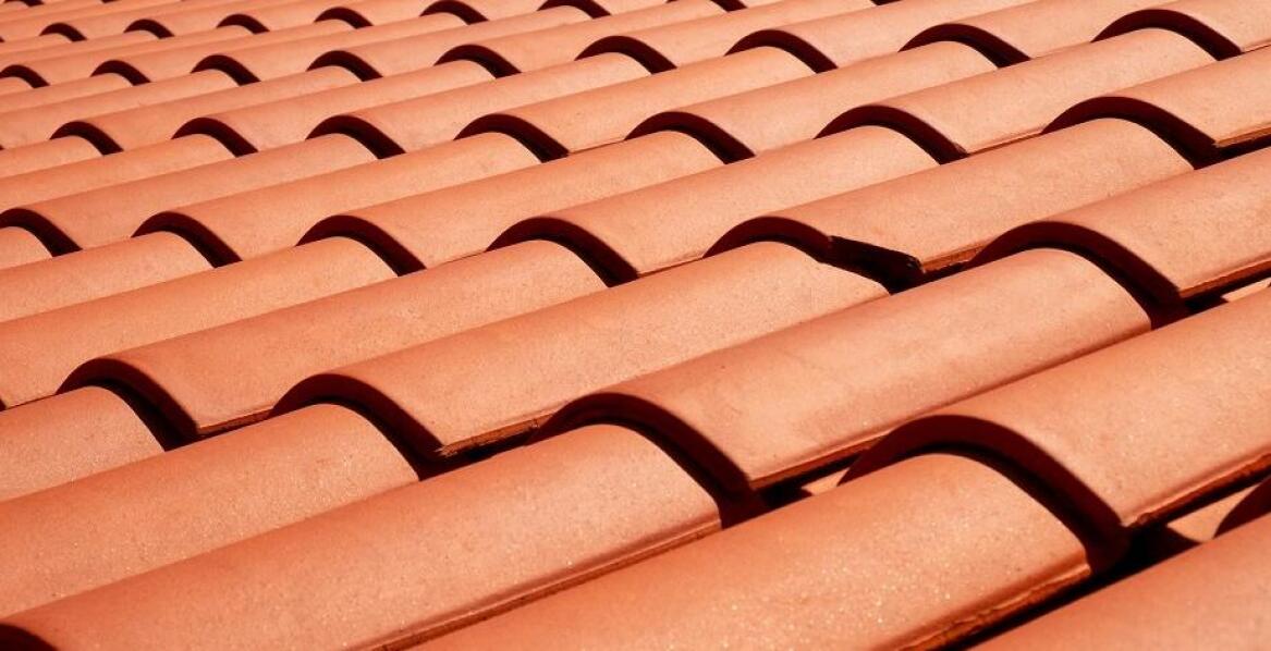 Dachówki cementowe kontra ceramiczne: porównanie trwałości i estetyki