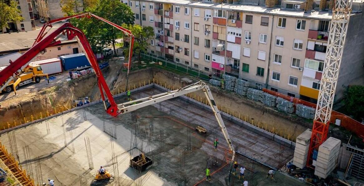 Jak transport i pompowanie wpływają na jakość betonu drogowo-mostowego?