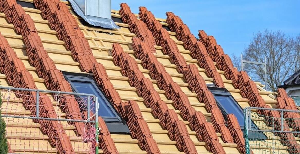 Jak dobrać odpowiednie materiały do specyfiki miejskiej zabudowy przy remoncie dachu?