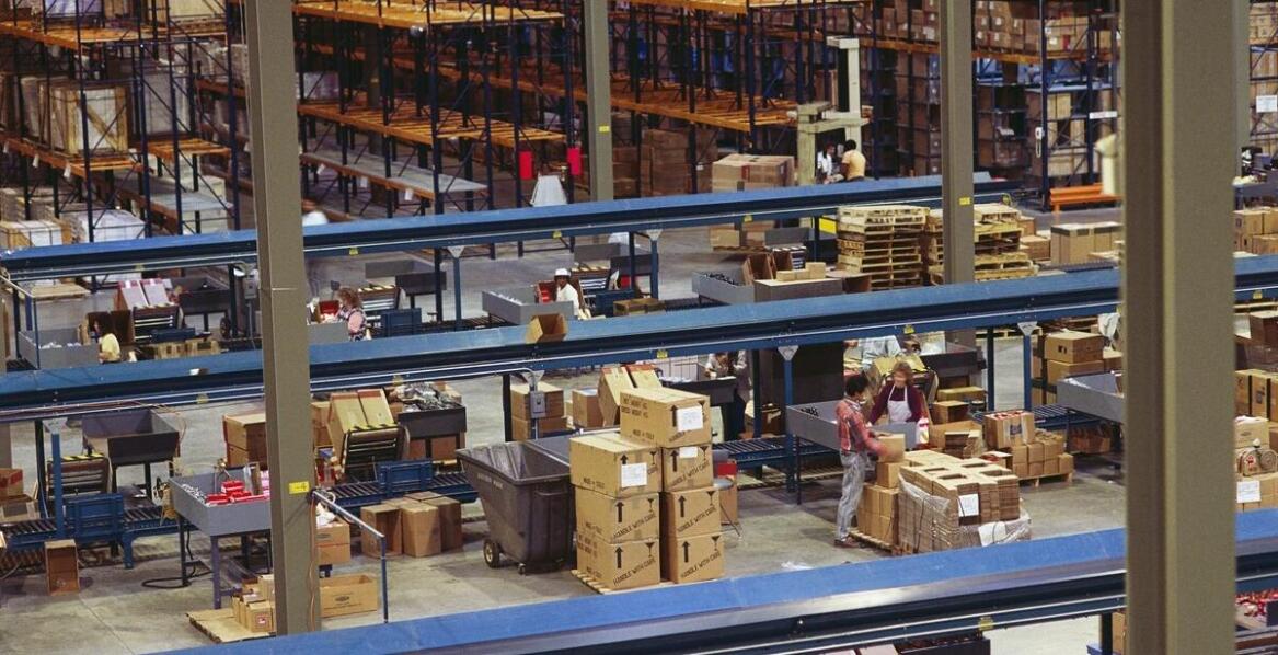 Wpływ innowacyjnych rozwiązań w przenośnikach taśmowych na logistykę magazynową