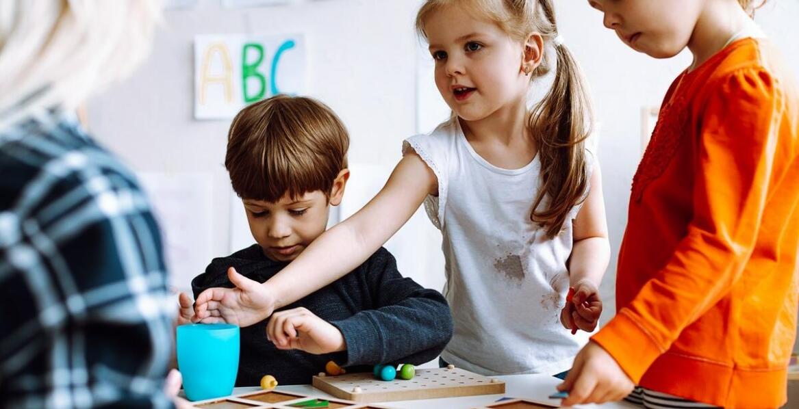 Jak małe grupy zajęciowe wspierają indywidualny rozwój dzieci?